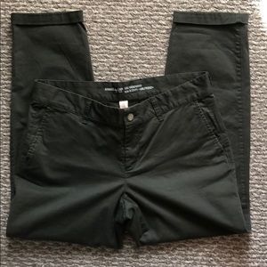 GAP Girlfriend Khaki Capri Pants